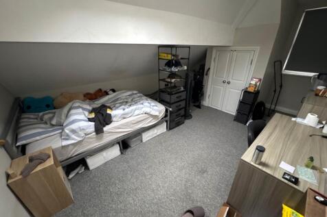 Flat370aWhiteladiesR-Bedroom1-14448865-46-0