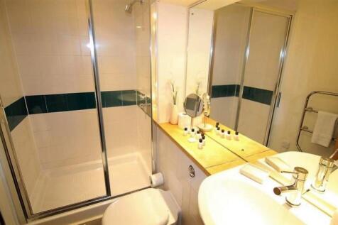 Bathroom-3-bed-student-flat-Bristol_800x530