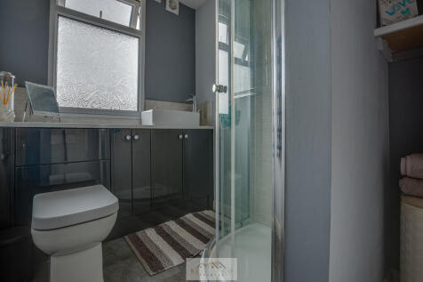 Top Floor bathroo...