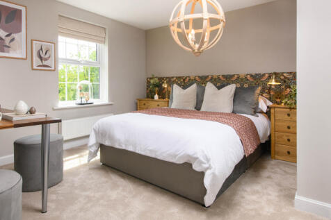 Main bedroom with en suite &amp; built-in storage