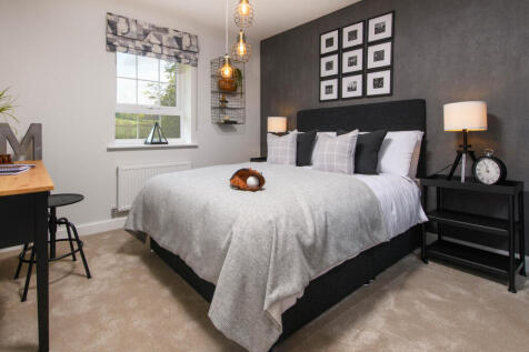 Double bedroom with study area &amp; built-in area storage