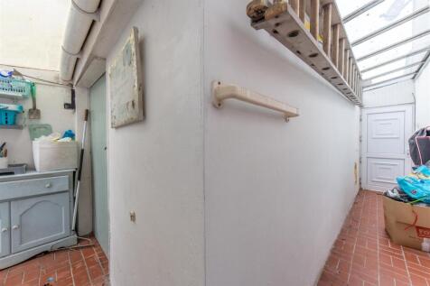 697 Monnow Way-4.jpg