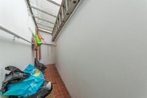 697 Monnow Way-5.jpg