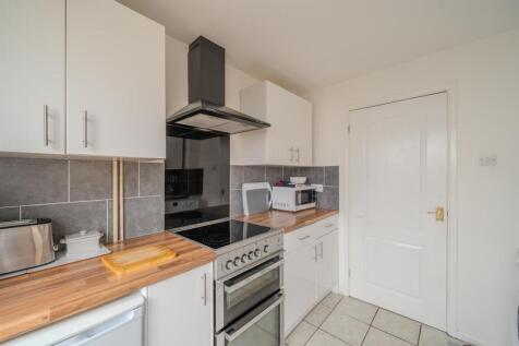 12 Trostrey Close-18.jpg