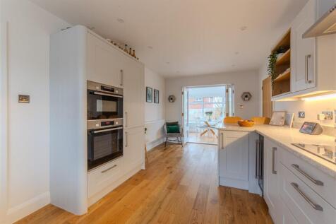 8 Station Road-16.jpg