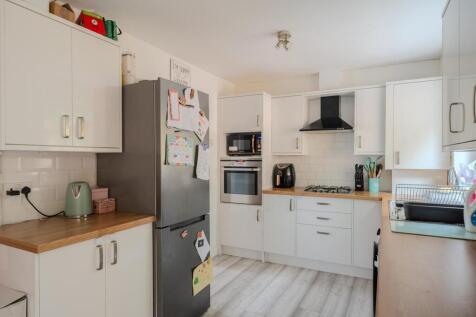 14 Neath Court-10.jpg