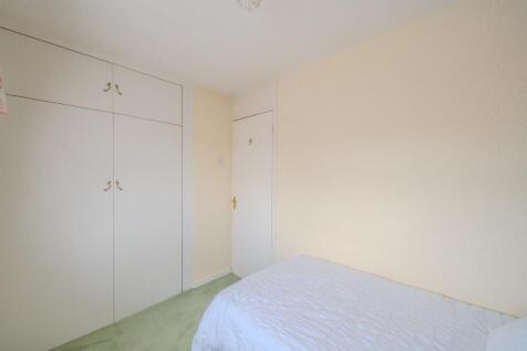 5 Harlech Close-5.jpg
