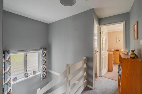 24 Larch Close-8.jpg