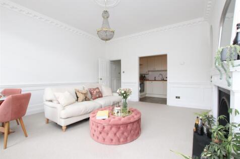 Living room (3).JPG