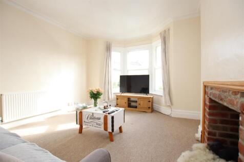 Living room (2).JPG