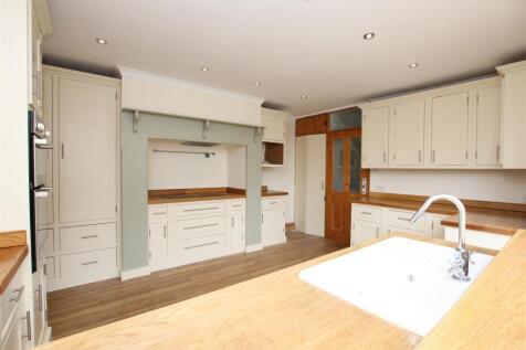 Kitchen (2).JPG