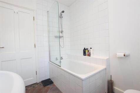 Bathroom (2).JPG