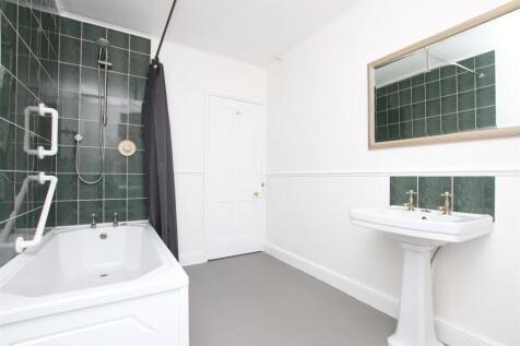 Bathroom (2).JPG