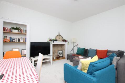 Living room (2).JPG