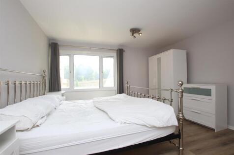 Bedroom one (2).JPG