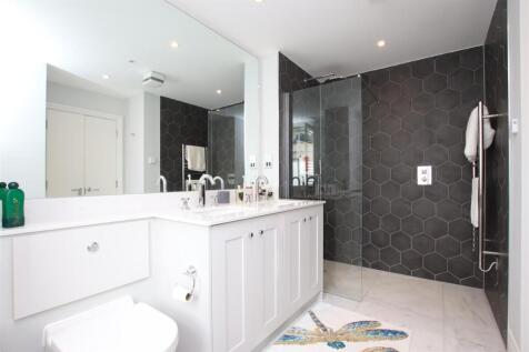 MAIN ENSUITE.JPG