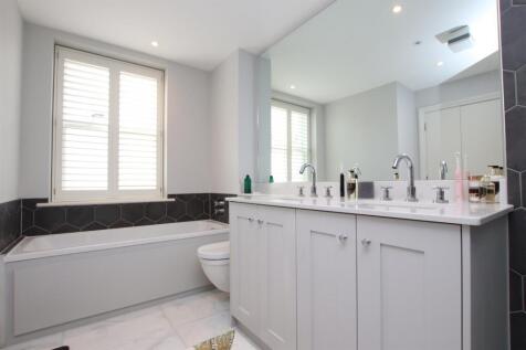 Main ensuite 2.JPG