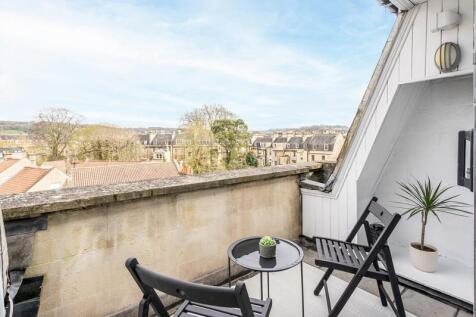 Top-Floor-Apartment-_a93a-4f35-894d-5723-413e-a811