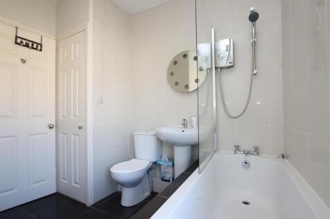 Bathroom (2).JPG