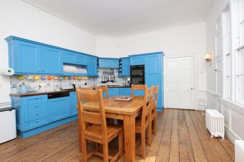 Kitchen diner.JPG
