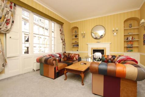 Living room (2).JPG