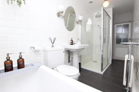 Bathroom (2).JPG