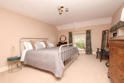 Bedroom one (2).JPG