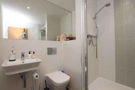 Ensuite bathroom.JPG