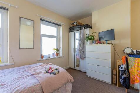 Glenroy Street 144-13.jpg