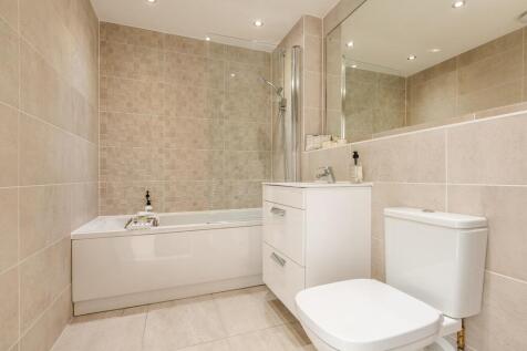 Contemporary family bathroom