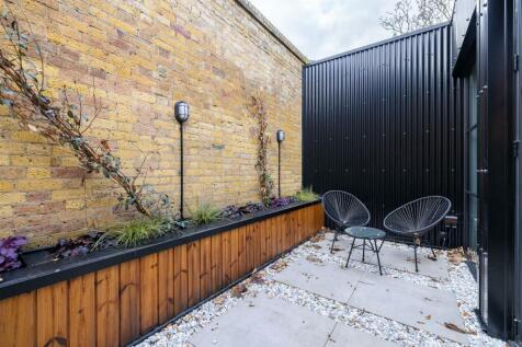 Coach Yard E10