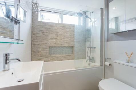 en-suite main Bathroom