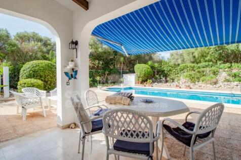 covered terrace Villa in Trebaluger