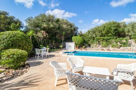garden with pool Villa in Trebaluger