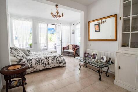 Bedroom Villa in Trebaluger