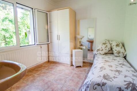 Bedroom Villa in Trebaluger