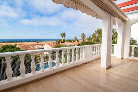 Villa with sea views in Son Bou