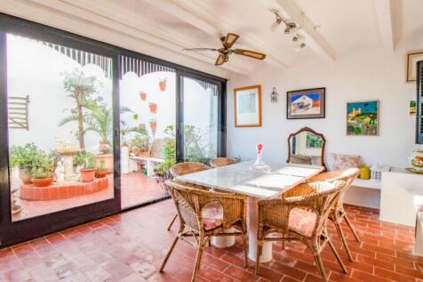 House with patio in Es Migjorn