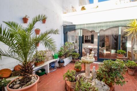 House with patio in Es Migjorn
