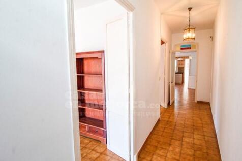 House with patio in Es Castell - hallway