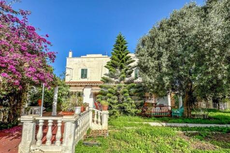 Menorcan house with large garden