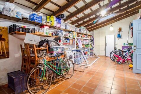 Casa Sant Lluis Garage