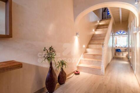 Entrance house in Mahon