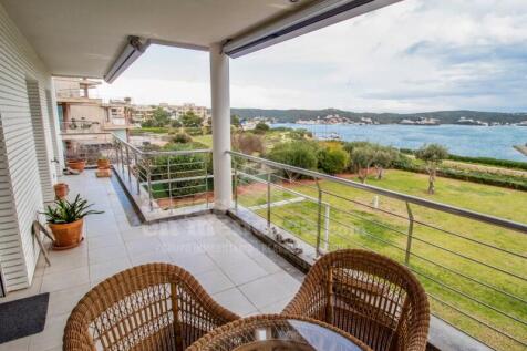 Terrace with views of the port of Mahón