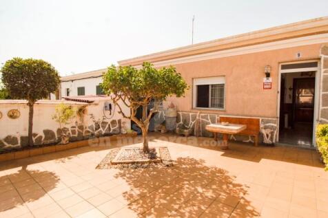 House with patio in Mahon