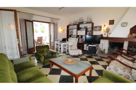 Villas on the first line of Es Castell