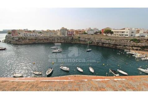 Villas on the first line of Es Castell
