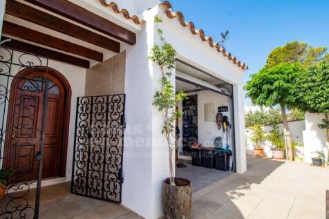 Entrance with garage Casa Campo Santander
