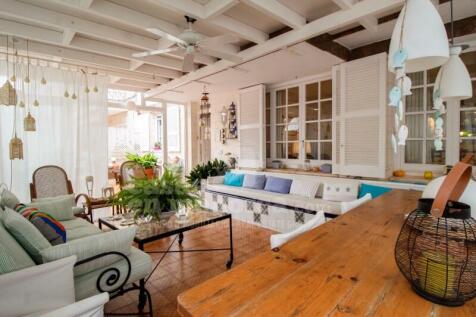 House with garden in Es Castell