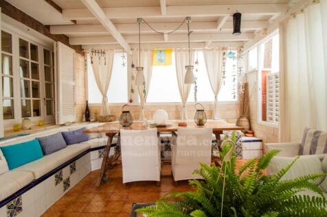 House with garden in Es Castell
